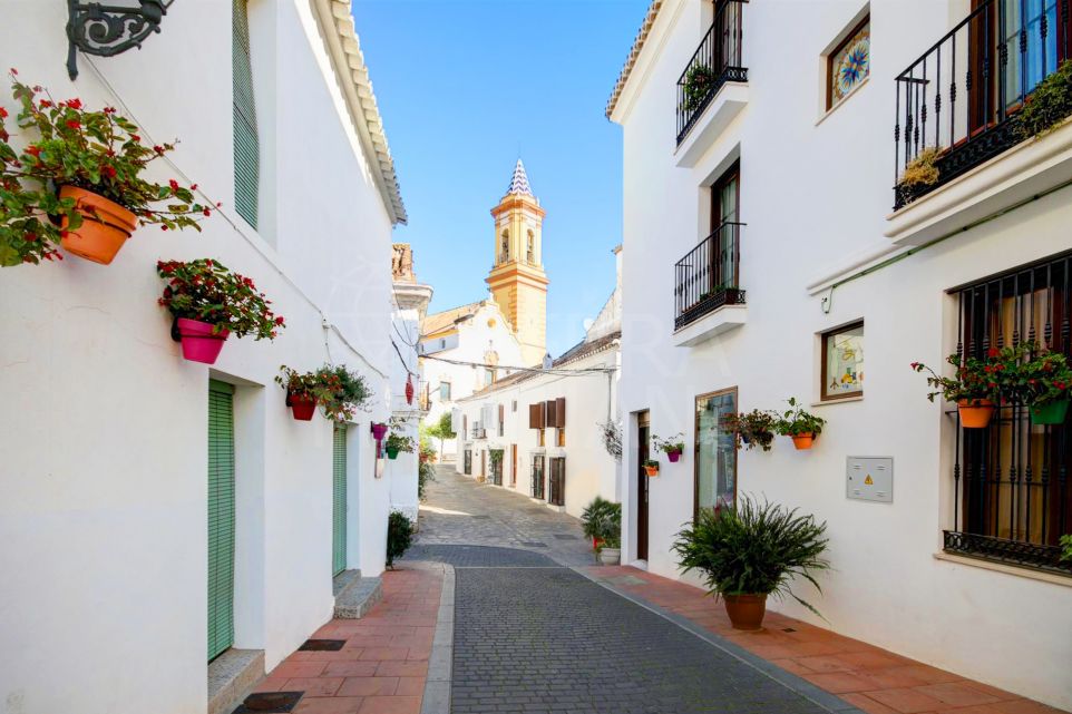 Townhouse for sale to reform in Estepona old town, very close to the beach with private terrace