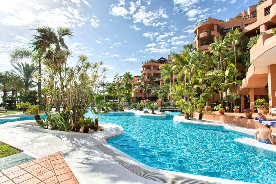 Lujoso apartamento de 2 dormitorios con vistas al mar en venta en hotel de 5 estrellas frente al mar en Estepona, Malaga