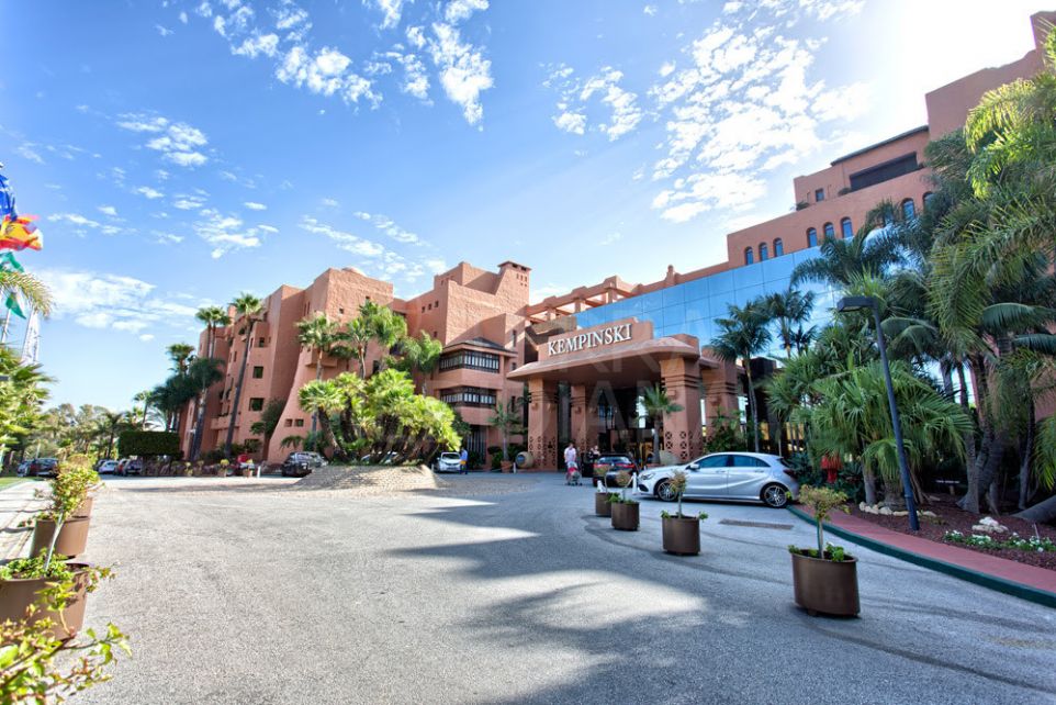 Lujoso apartamento de 2 dormitorios con vistas al mar en venta en hotel de 5 estrellas frente al mar en Estepona, Malaga