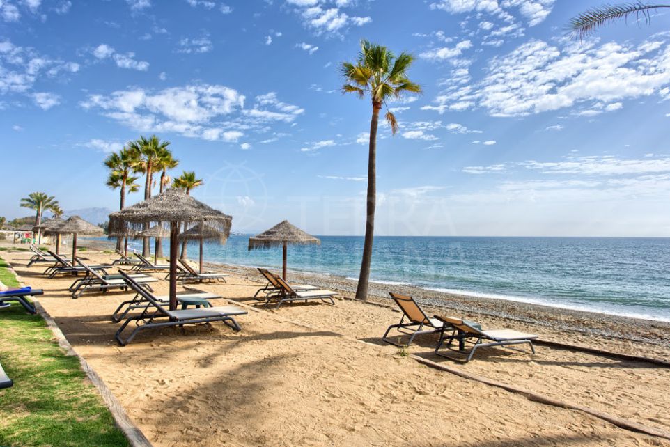 Lujoso apartamento de 2 dormitorios con vistas al mar en venta en hotel de 5 estrellas frente al mar en Estepona, Malaga