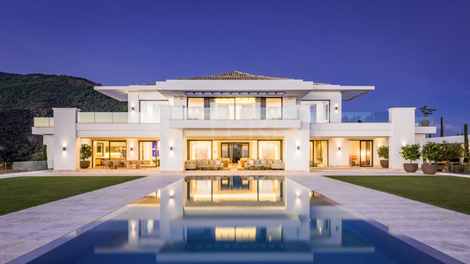 Exclusive: New luxury contemporary villa for sale, with panoramic views in La Zagaleta, Benahavís