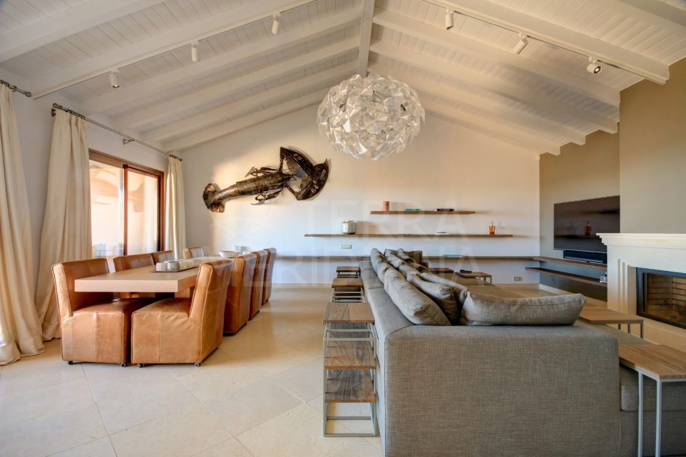 Frontline 4 bedroom penthouse for short term rent in Los Granados del Mar, Estepona