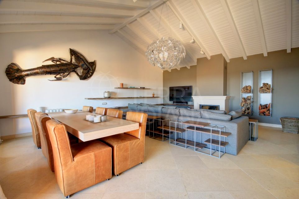 Frontline 4 bedroom penthouse for short term rent in Los Granados del Mar, Estepona