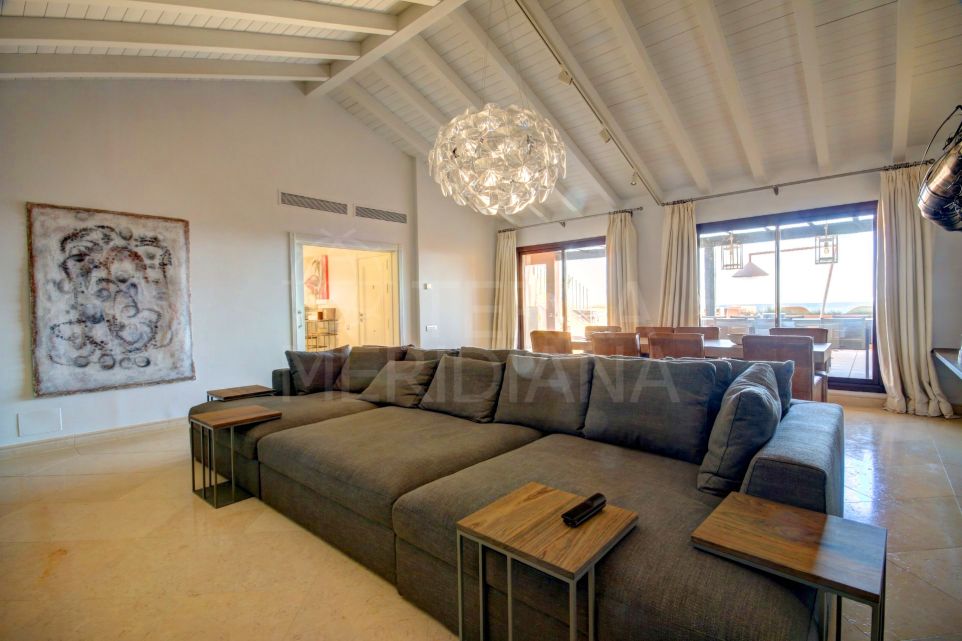 Frontline 4 bedroom penthouse for short term rent in Los Granados del Mar, Estepona
