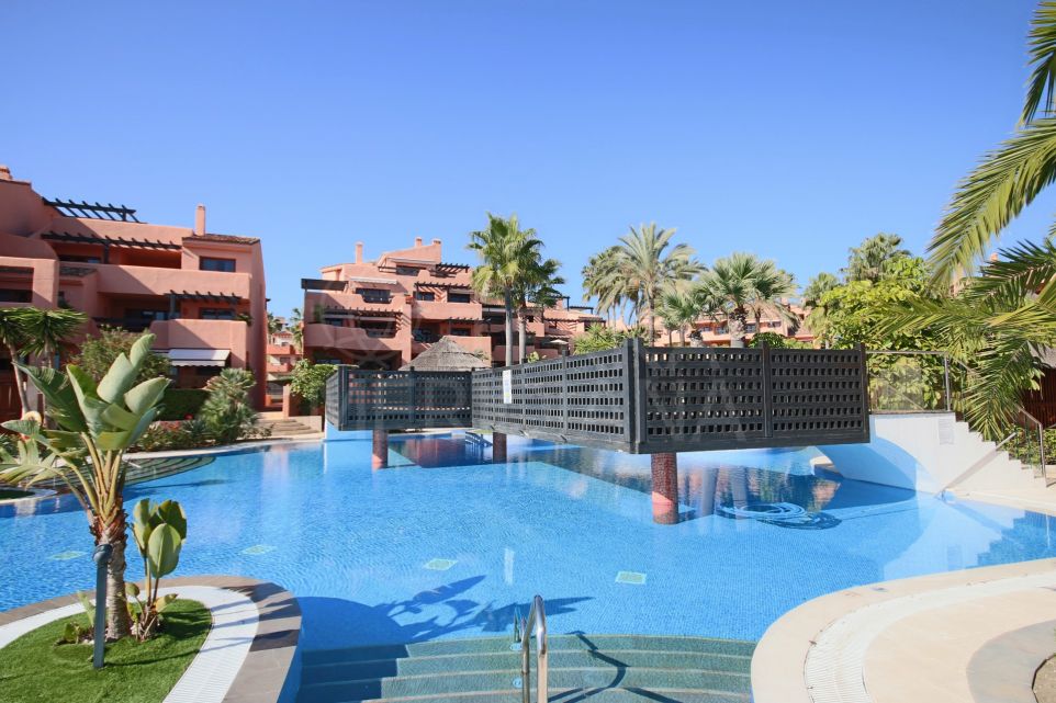 Appartement de luxe de 3 chambres avec vue sur la mer à vendre dans le complexe en bord de mer de Mar Azul, Estepona.