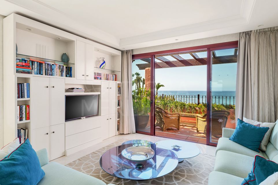 Precioso ático en primera línea de playa en venta en Cabo Bermejo, Estepona.