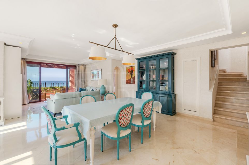 Precioso ático en primera línea de playa en venta en Cabo Bermejo, Estepona.
