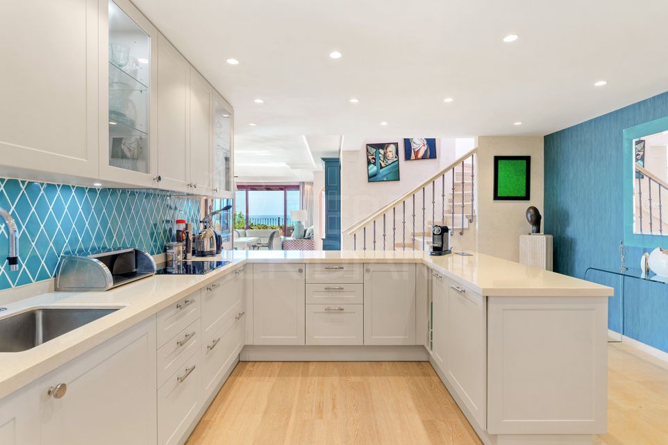 Precioso ático en primera línea de playa en venta en Cabo Bermejo, Estepona.