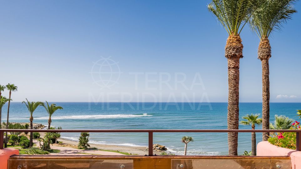 Precioso ático en primera línea de playa en venta en Cabo Bermejo, Estepona.