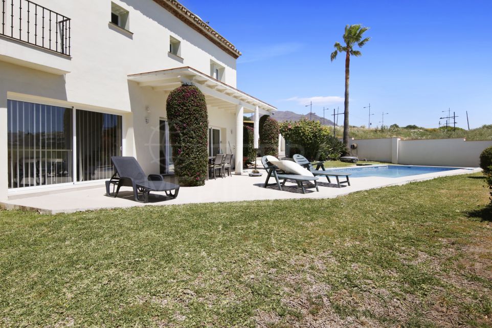Villa de 3 chambres magnifiquement rénovée en première ligne de golf avec vue sur la mer à vendre à Estepona Golf