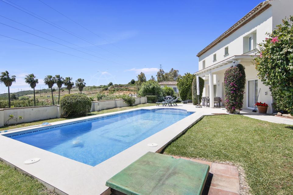 Villa de 3 chambres magnifiquement rénovée en première ligne de golf avec vue sur la mer à vendre à Estepona Golf