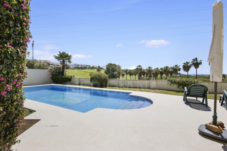 Villa de 3 chambres magnifiquement rénovée en première ligne de golf avec vue sur la mer à vendre à Estepona Golf