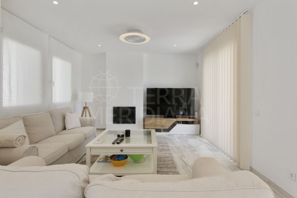 Villa de 3 chambres magnifiquement rénovée en première ligne de golf avec vue sur la mer à vendre à Estepona Golf