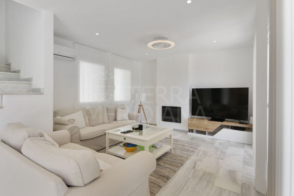 Villa de 3 chambres magnifiquement rénovée en première ligne de golf avec vue sur la mer à vendre à Estepona Golf