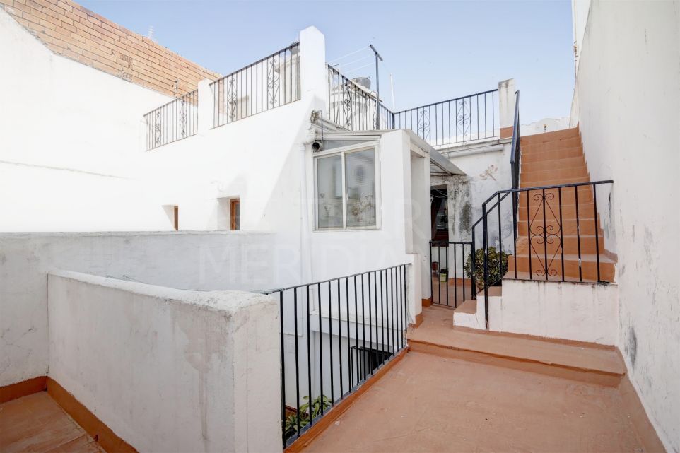 Gran casa adosada en venta en el casco antiguo de Estepona, cerca de la calle terraza