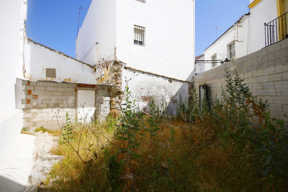 Gran casa adosada en venta en el casco antiguo de Estepona, cerca de la calle terraza