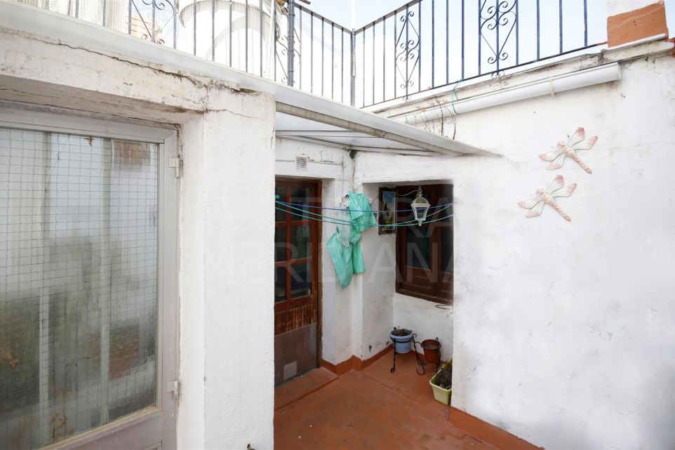 Gran casa adosada en venta en el casco antiguo de Estepona, cerca de la calle terraza
