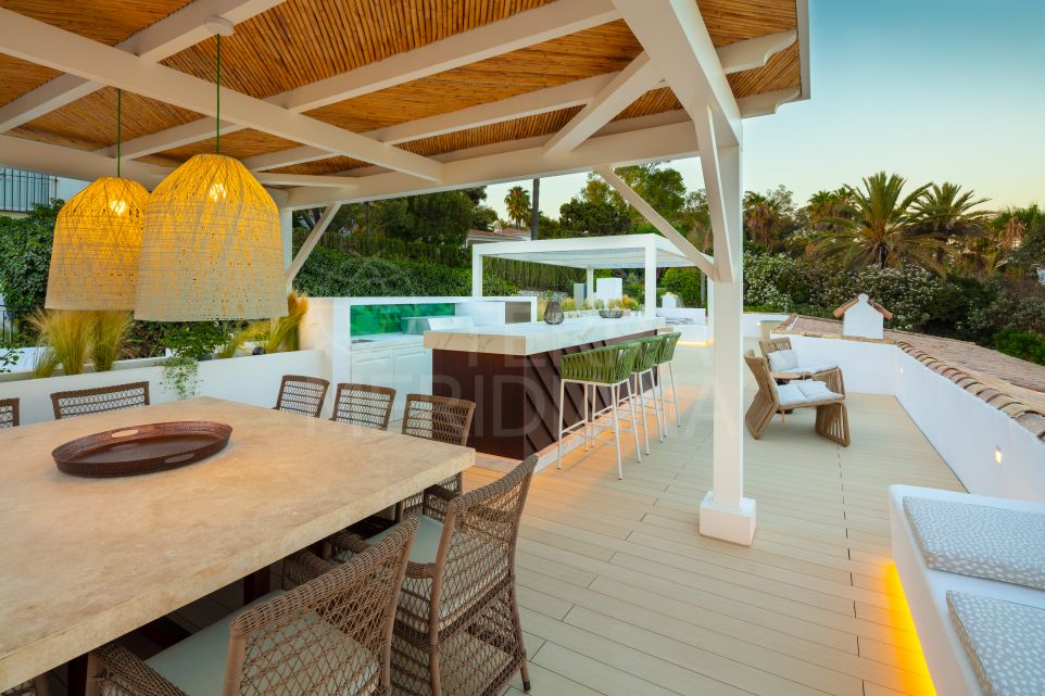 Villa exclusive en bord de plage idéale pour des vacances ensoleillées disponibles à la location à Los Verdiales, Marbella Golden Mile