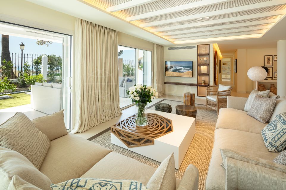 Villa exclusive en bord de plage idéale pour des vacances ensoleillées disponibles à la location à Los Verdiales, Marbella Golden Mile
