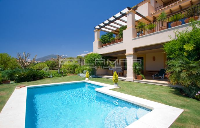 Spacious apartment with private garden and pool in Aloha Park - Marbella