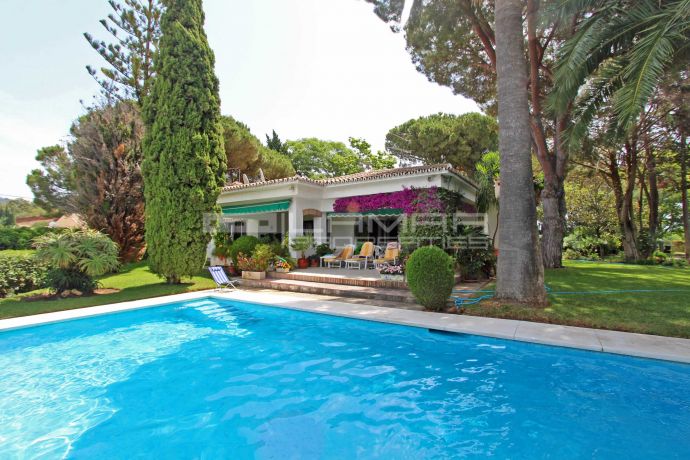 Villa in a large double plot with sea views in Elviria - Marbella