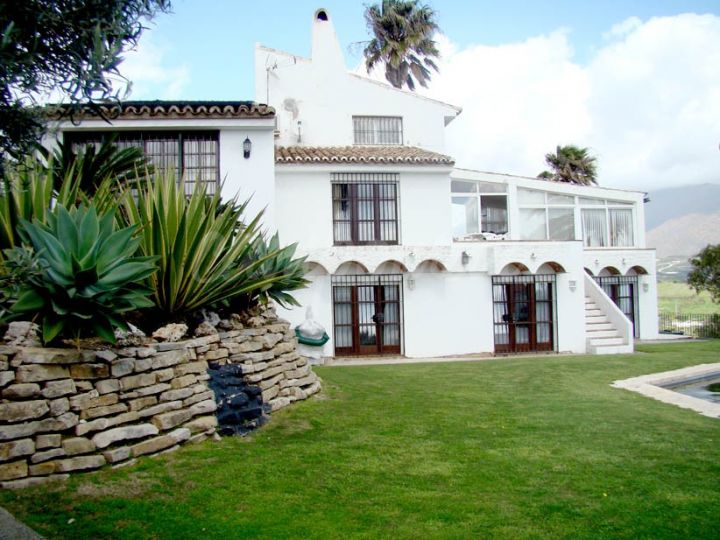 Estepona, Fantastic Villa with stunning sea views in Bahia Dorada, Estepona