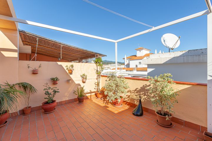 Estepona, Penthouse apartment for sale in Estepona, close to the beach with large roof terrace