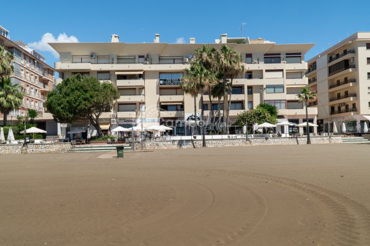 Estepona, Stunning front line town apartment in Estepona town.