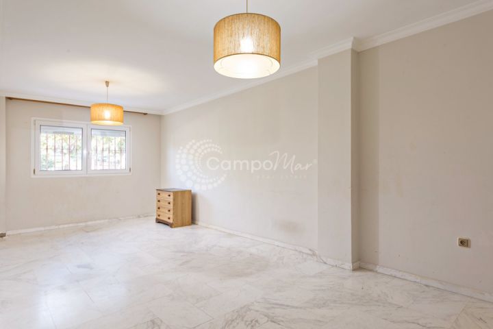 Estepona, Piso en venta en Estepona. Urbanización cerrada con piscina y jardines.
