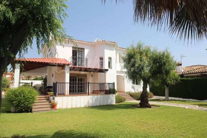 Estepona, Estupenda villa a la venta con amplia parcela, piscina, jardin y garaje.