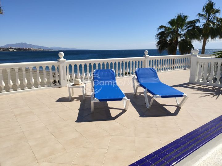 Estepona, A la venta esta villa frontal al mar con vistas únicas en Bahía Dorada, Estepona
