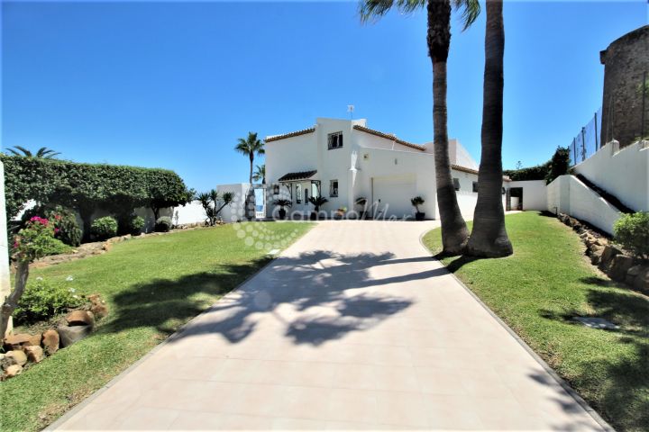 Estepona, A la venta esta villa frontal al mar con vistas únicas en Bahía Dorada, Estepona