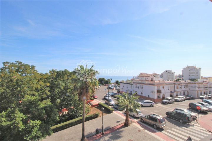 Estepona, Great central 3 bedroom apartment with south orientation and sea views.