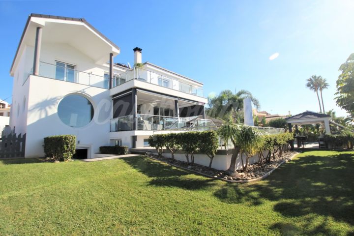Estepona, Maravillosa villa independiente con una parcela inmejorable y vistas impresionantes !!