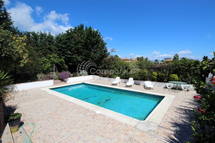 Estepona, Fantastica villa adosada 2 en 1 ideal para 2 familias con gran potencial