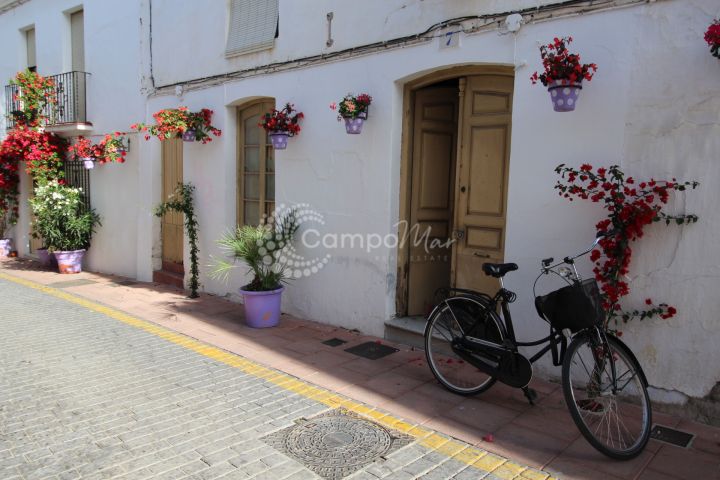 Estepona, Typical village house, located in the very heart of Estepona old town. lost of charm and original features.