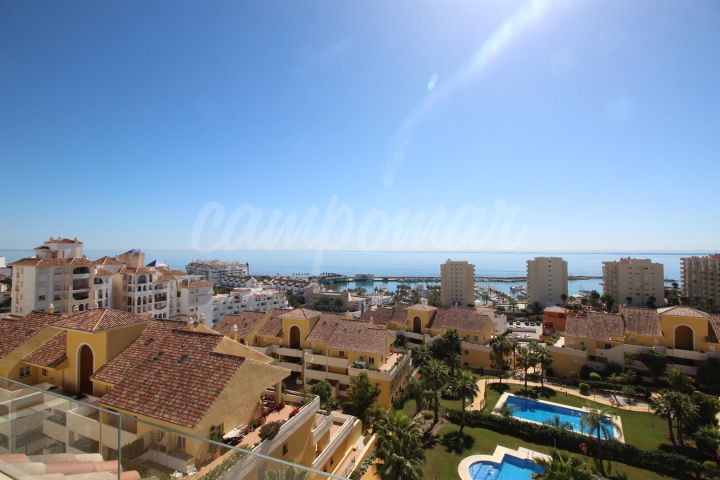 Estepona, Fantastic penthouse apartment for sale located close to the marina in Estepona