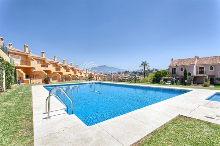 Estepona, Promotion of 27 townhouses in the popular El Paraiso area - Last remaining units!