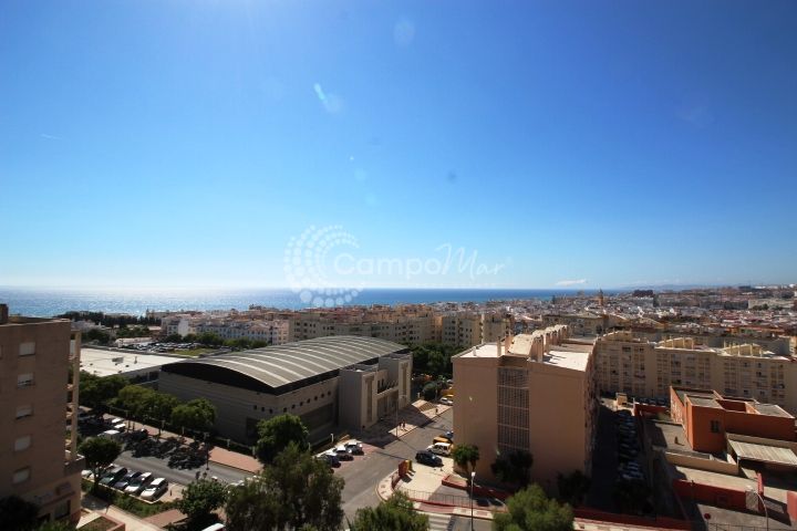 Estepona, Oportunidad de comprar un ático con impresionantes vistas al pueblo y mar en Estepona