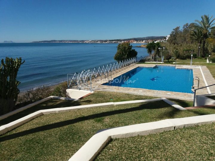 Estepona, A la venta en urbanización Veramar en Estepona, en primera linea de playa.