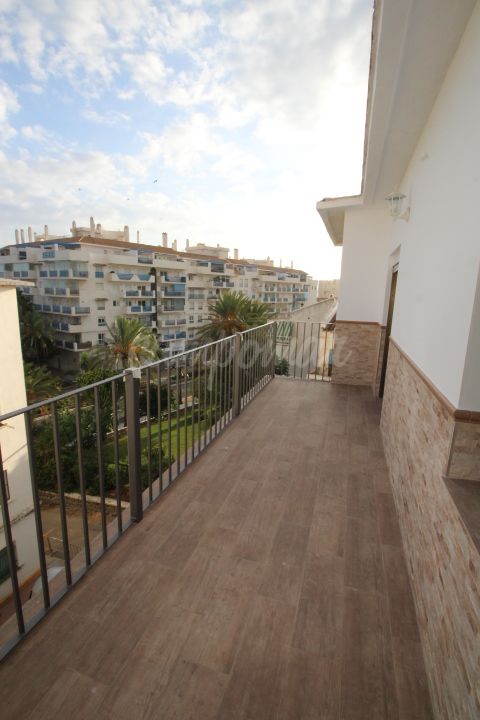 Estepona, Apartamneto cerca del puerto, renovado con tres dormitorios y vistas al mar.