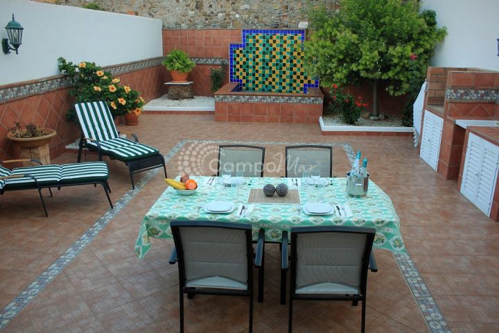 Estepona, Casa de pueblo en Estepona, con muchas posibilidad debido a su apartamento independiente.
