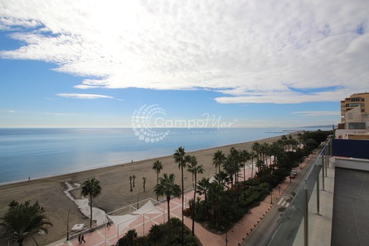 Estepona, Super especial, dos áticos para unir en primera linea de la playa de Estepona