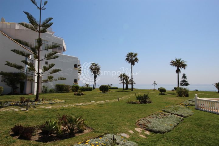 Casares, Planta baja con acceso al jardin en primerísima linea de playa en Casares
