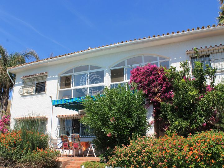 Estepona, Large family villa for sale in Buenas Noches, Estepona