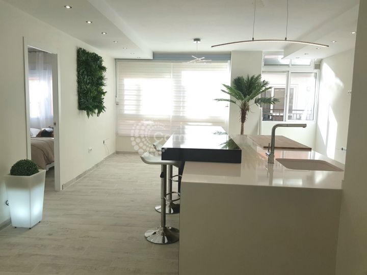 Estepona, Excepcional apartamento reformado en segunda linea en alto standing en Estepona