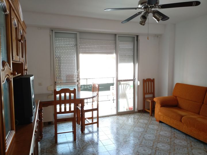 Estepona, Apartamento de tres habitaciones en segunda línea de playa a la venta en Estepona