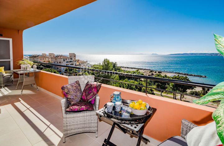 Estepona, Impresionantes vistas al mar desde este apartamento de tres dormitorios en Estepona.