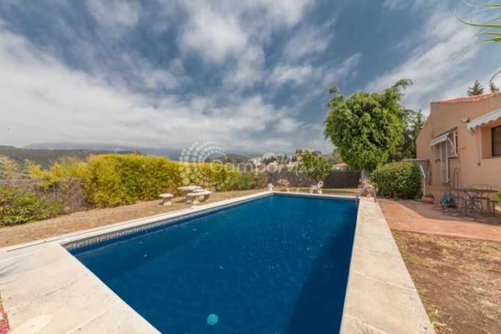 Estepona, Beautiful country for sale in El Padron, close to amenities in Estepona