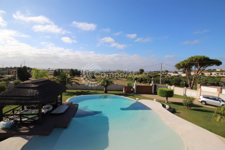 Estepona, Exclusive villa for sale in Estepona on large private plot with sea views